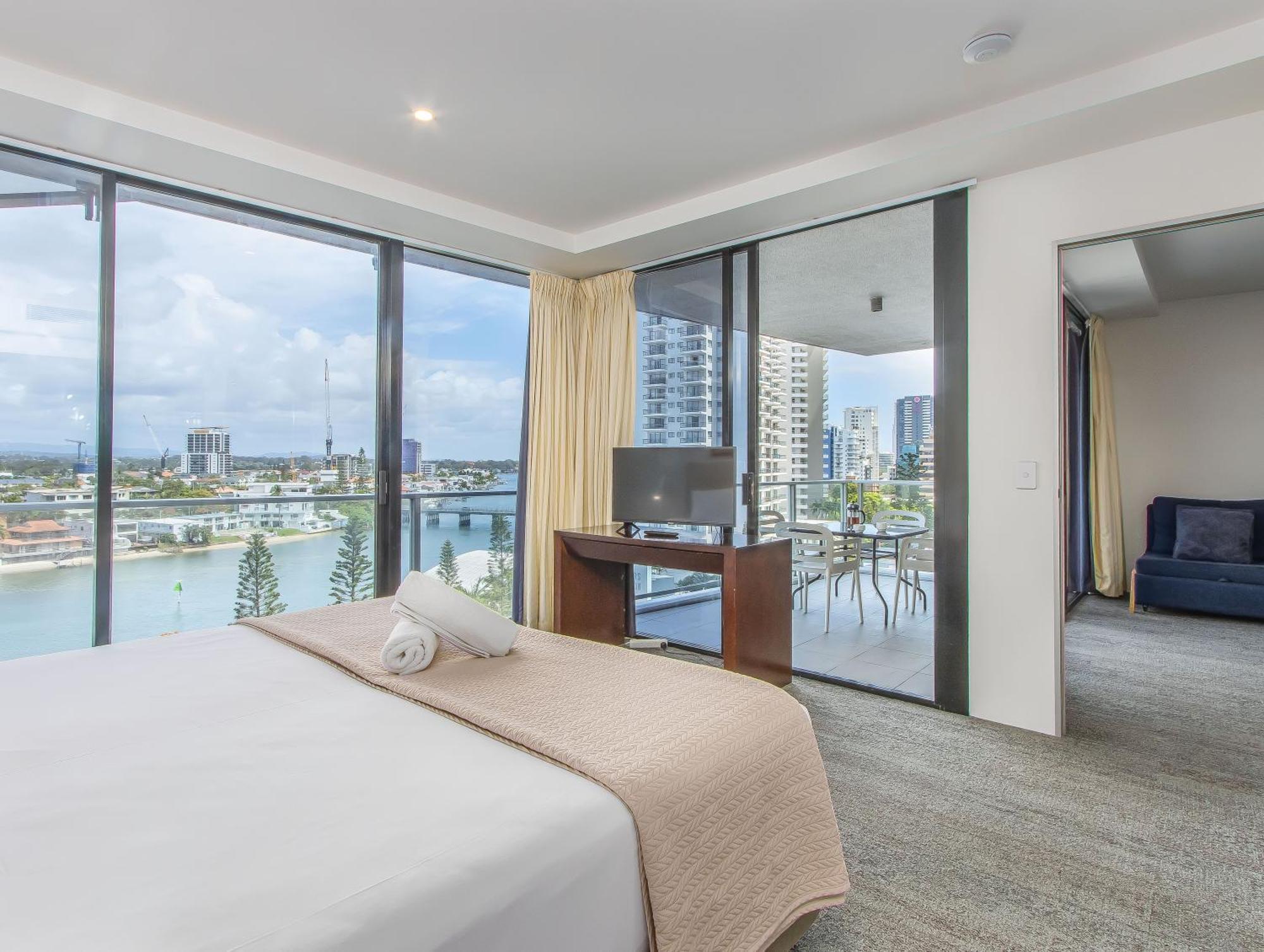 Circle On Cavill - Hosted By Coastal Letting Appartement Gold Coast Buitenkant foto