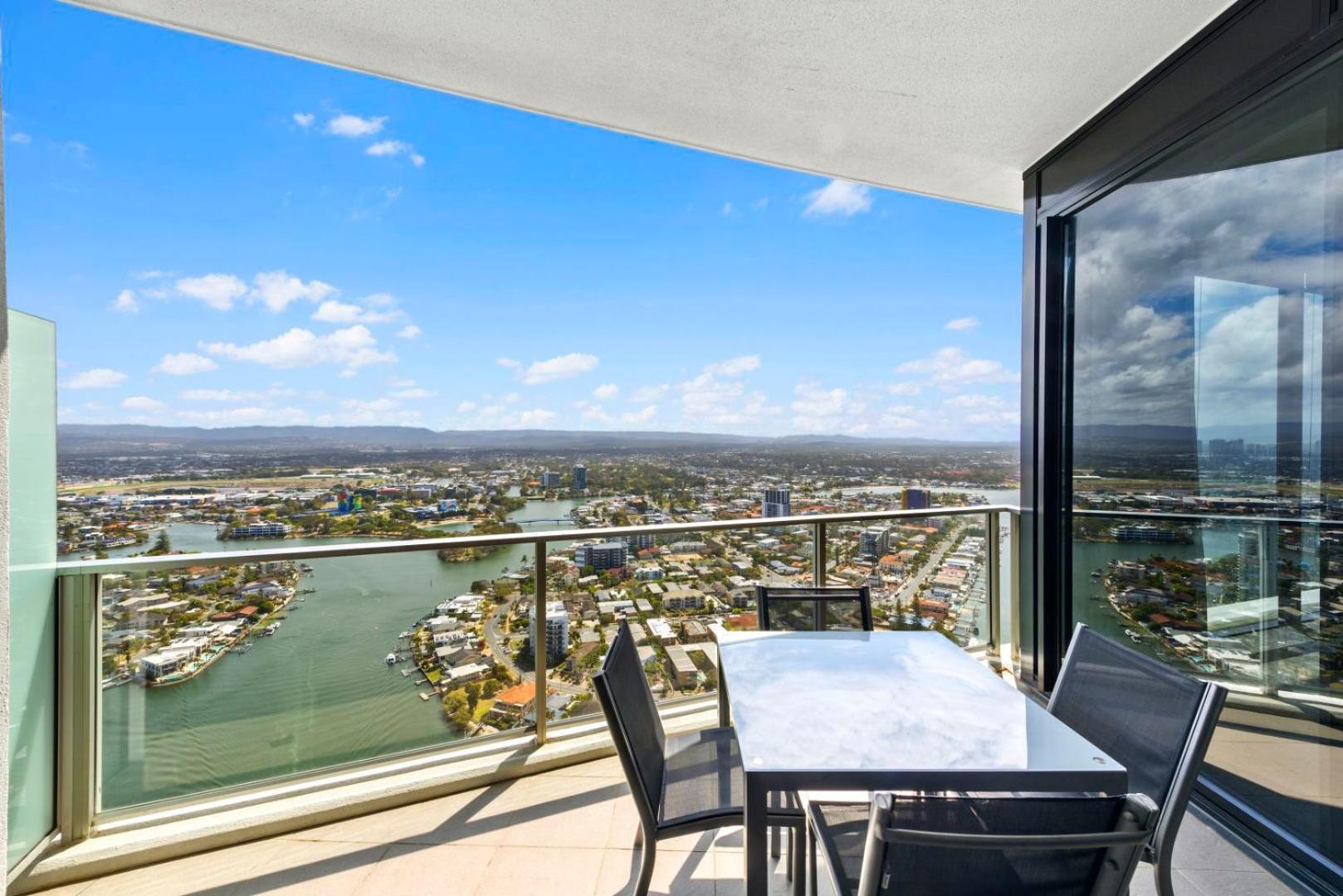 Circle On Cavill - Hosted By Coastal Letting Appartement Gold Coast Buitenkant foto