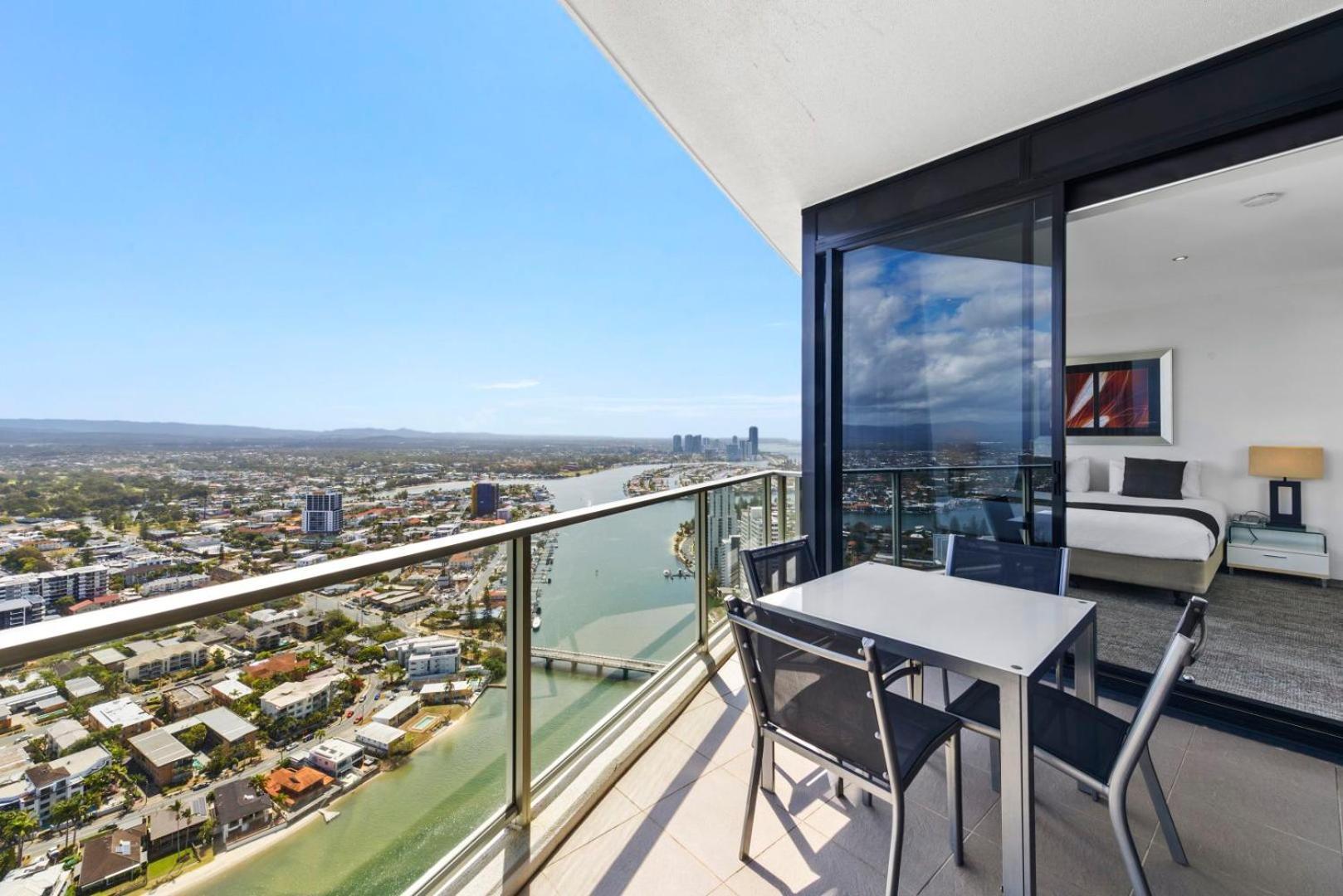 Circle On Cavill - Hosted By Coastal Letting Appartement Gold Coast Buitenkant foto