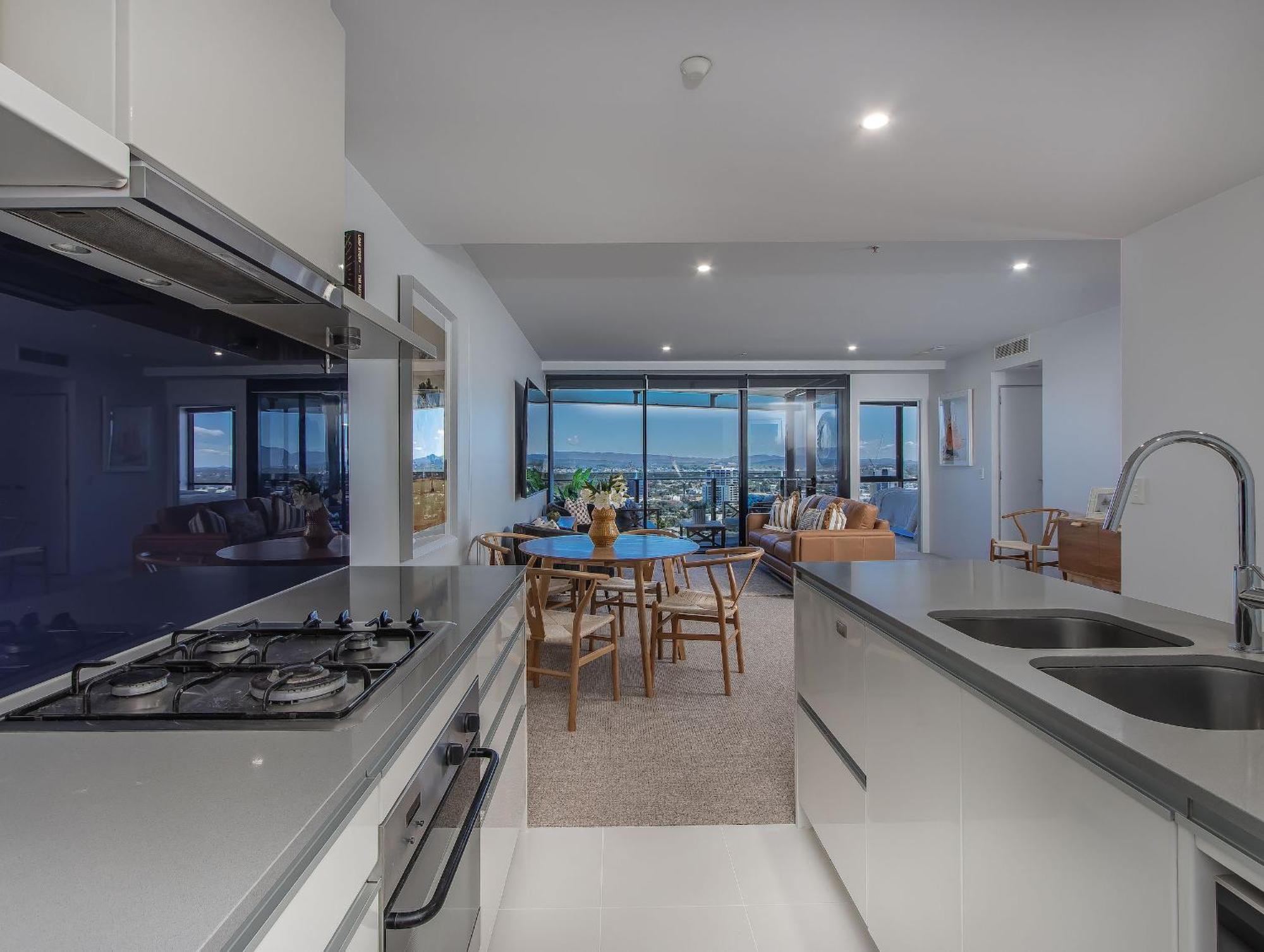 Circle On Cavill - Hosted By Coastal Letting Appartement Gold Coast Buitenkant foto