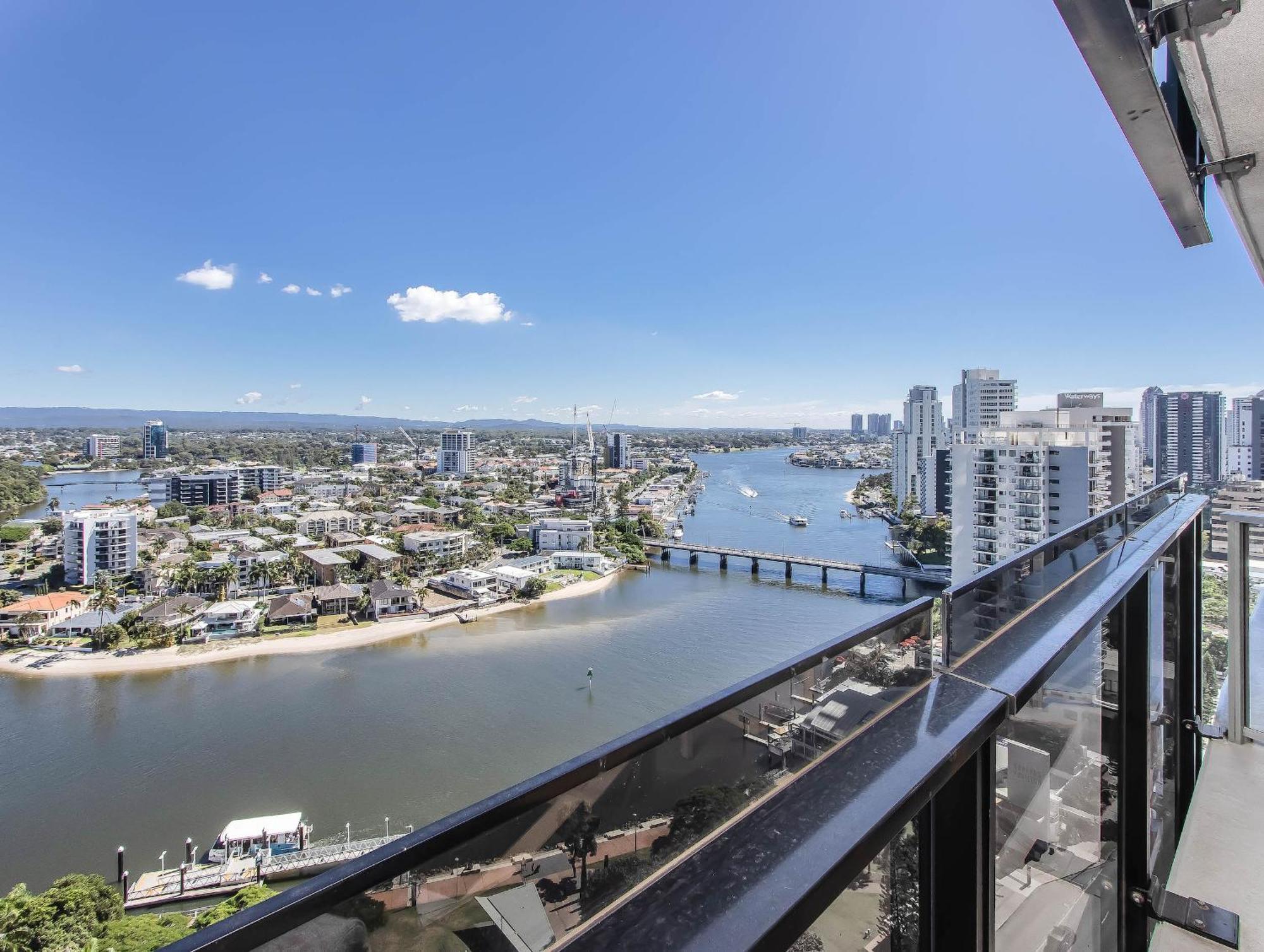 Circle On Cavill - Hosted By Coastal Letting Appartement Gold Coast Buitenkant foto