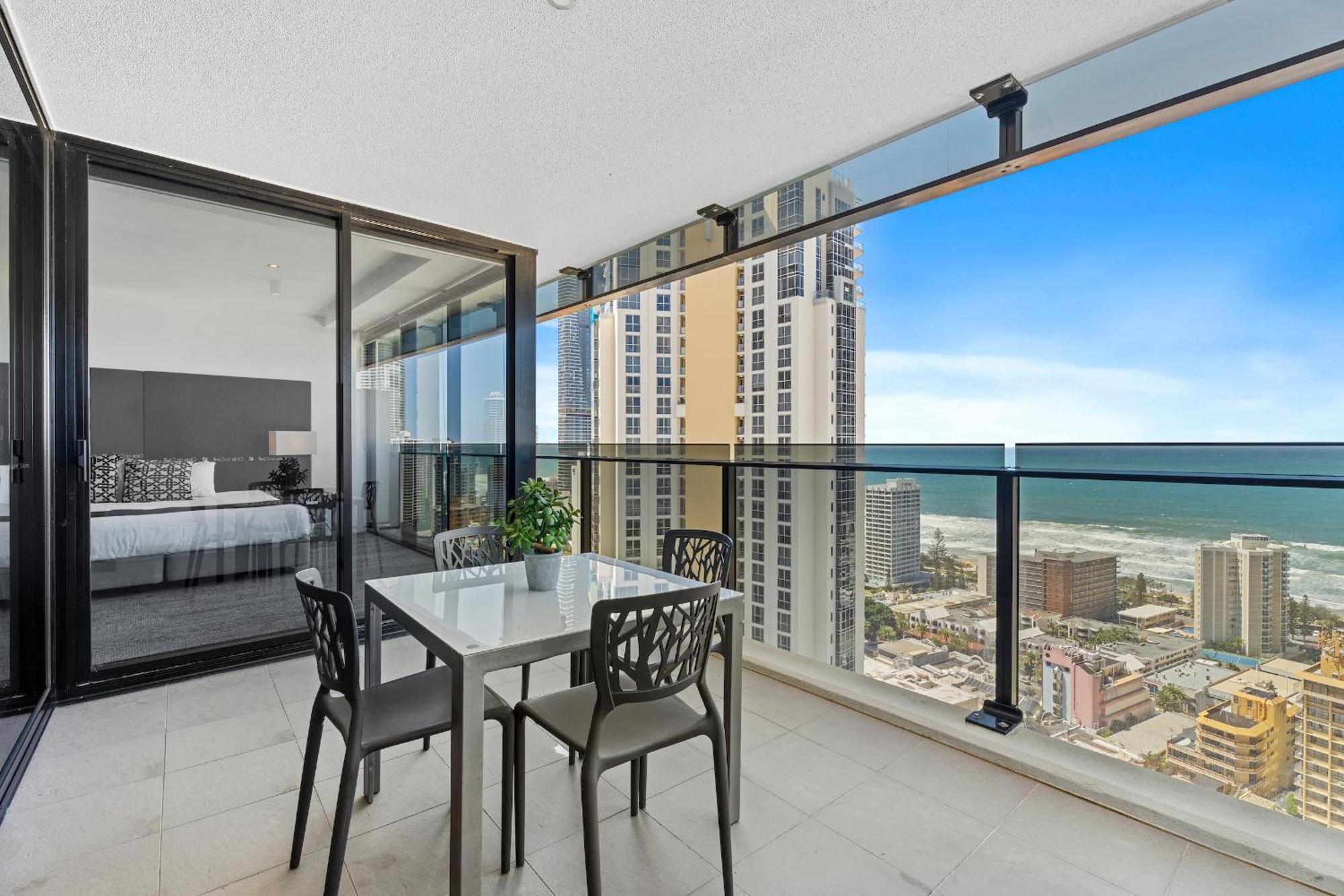 Circle On Cavill - Hosted By Coastal Letting Appartement Gold Coast Buitenkant foto