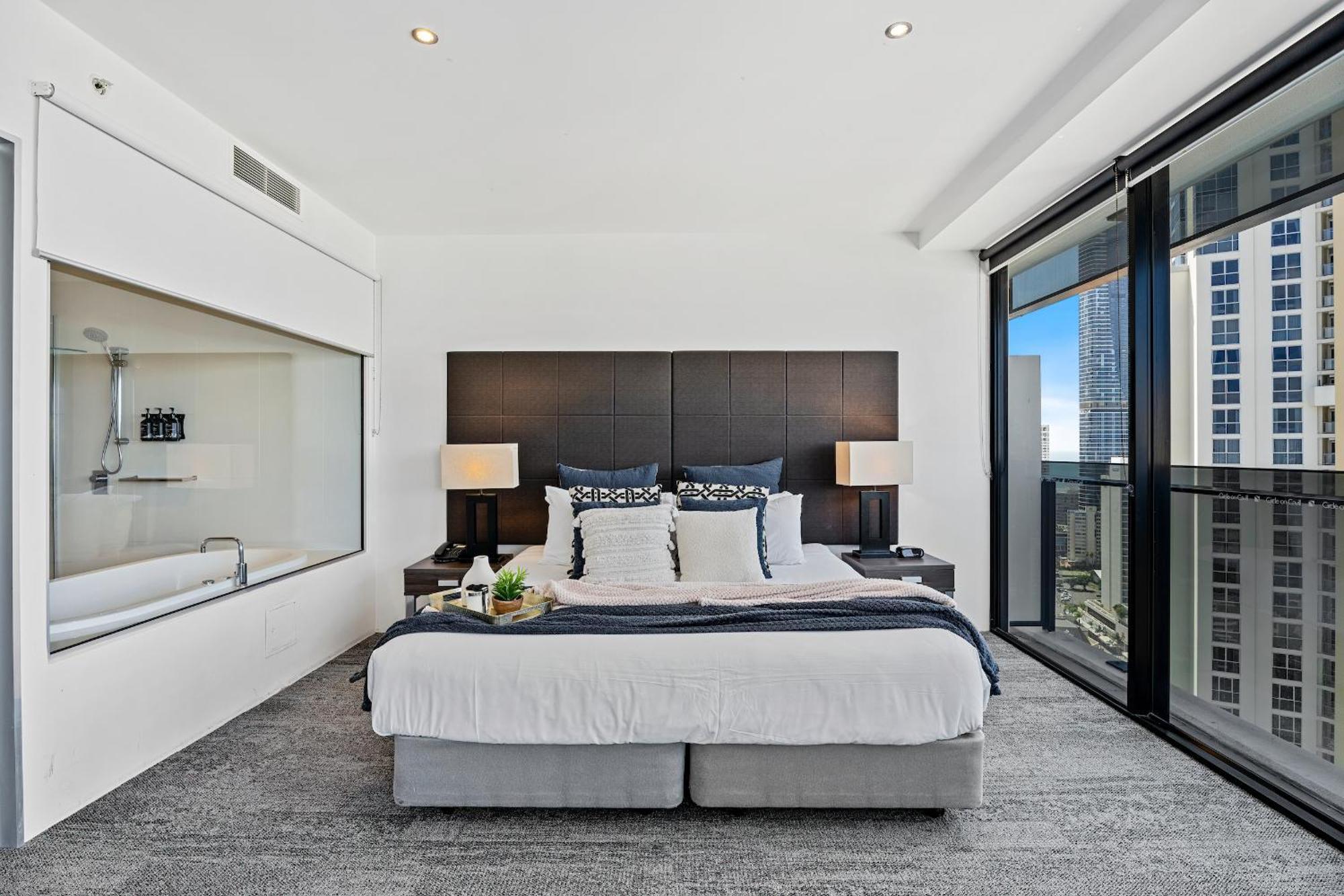 Circle On Cavill - Hosted By Coastal Letting Appartement Gold Coast Buitenkant foto