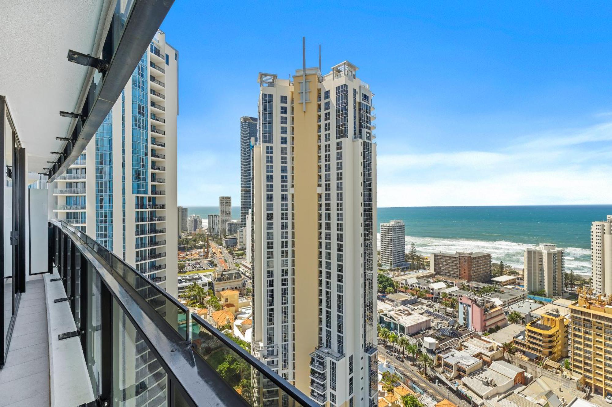 Circle On Cavill - Hosted By Coastal Letting Appartement Gold Coast Buitenkant foto