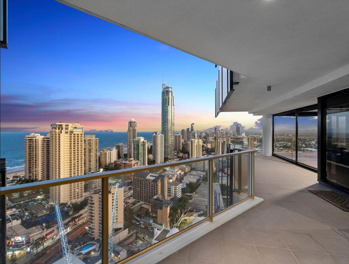 Circle On Cavill - Hosted By Coastal Letting Appartement Gold Coast Buitenkant foto