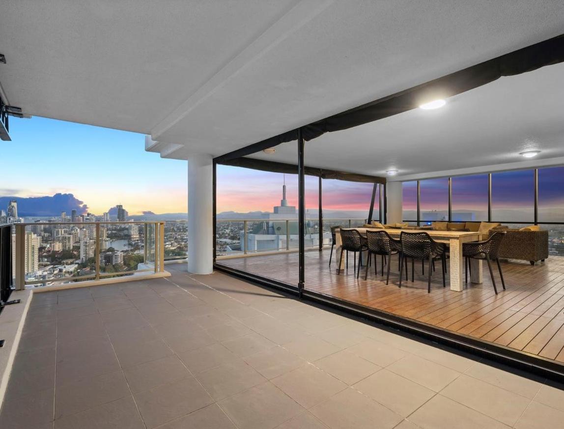 Circle On Cavill - Hosted By Coastal Letting Appartement Gold Coast Buitenkant foto